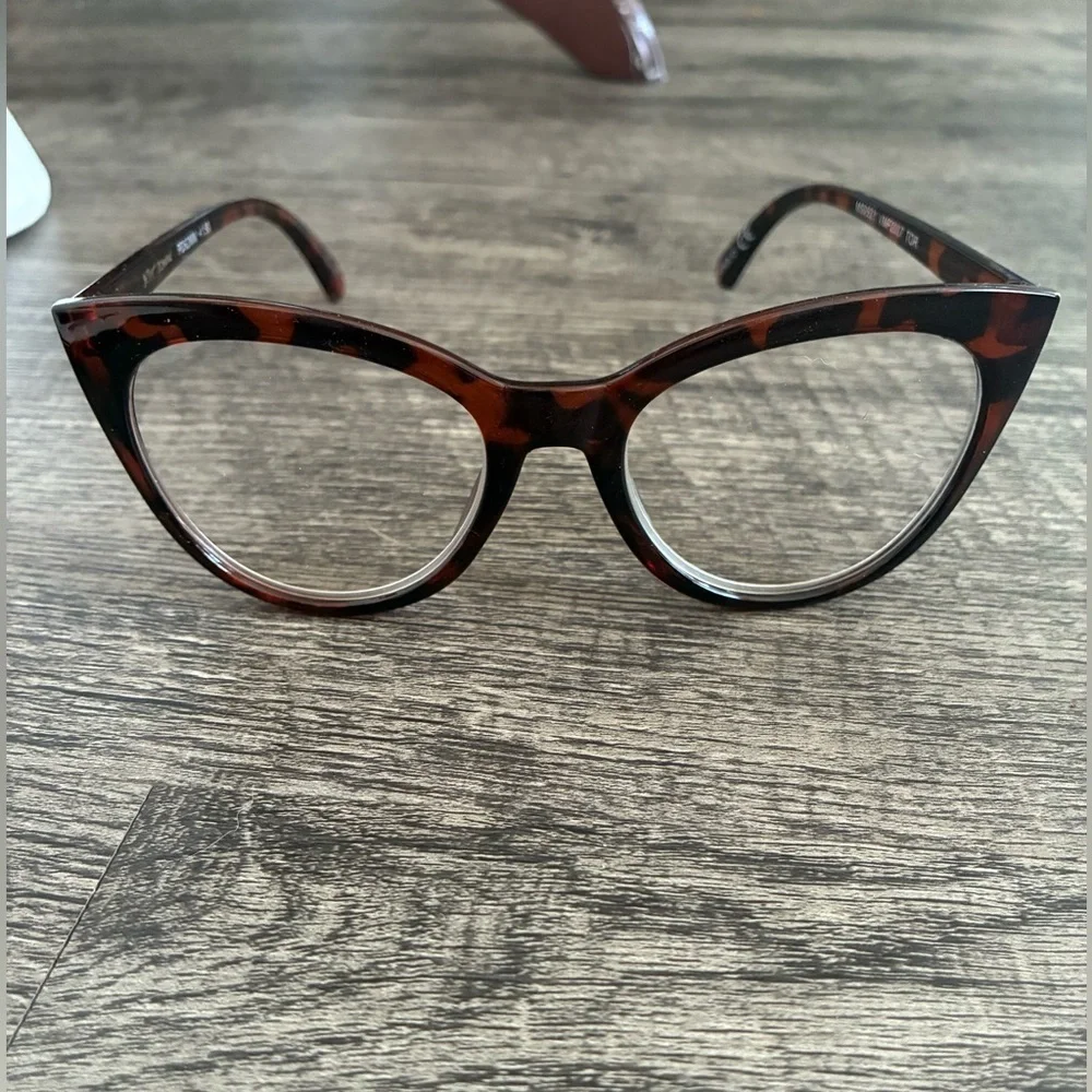 Betsey Johnson +1.50 Brown Tortoise Cat Eye Reading Glasses Readers Retro